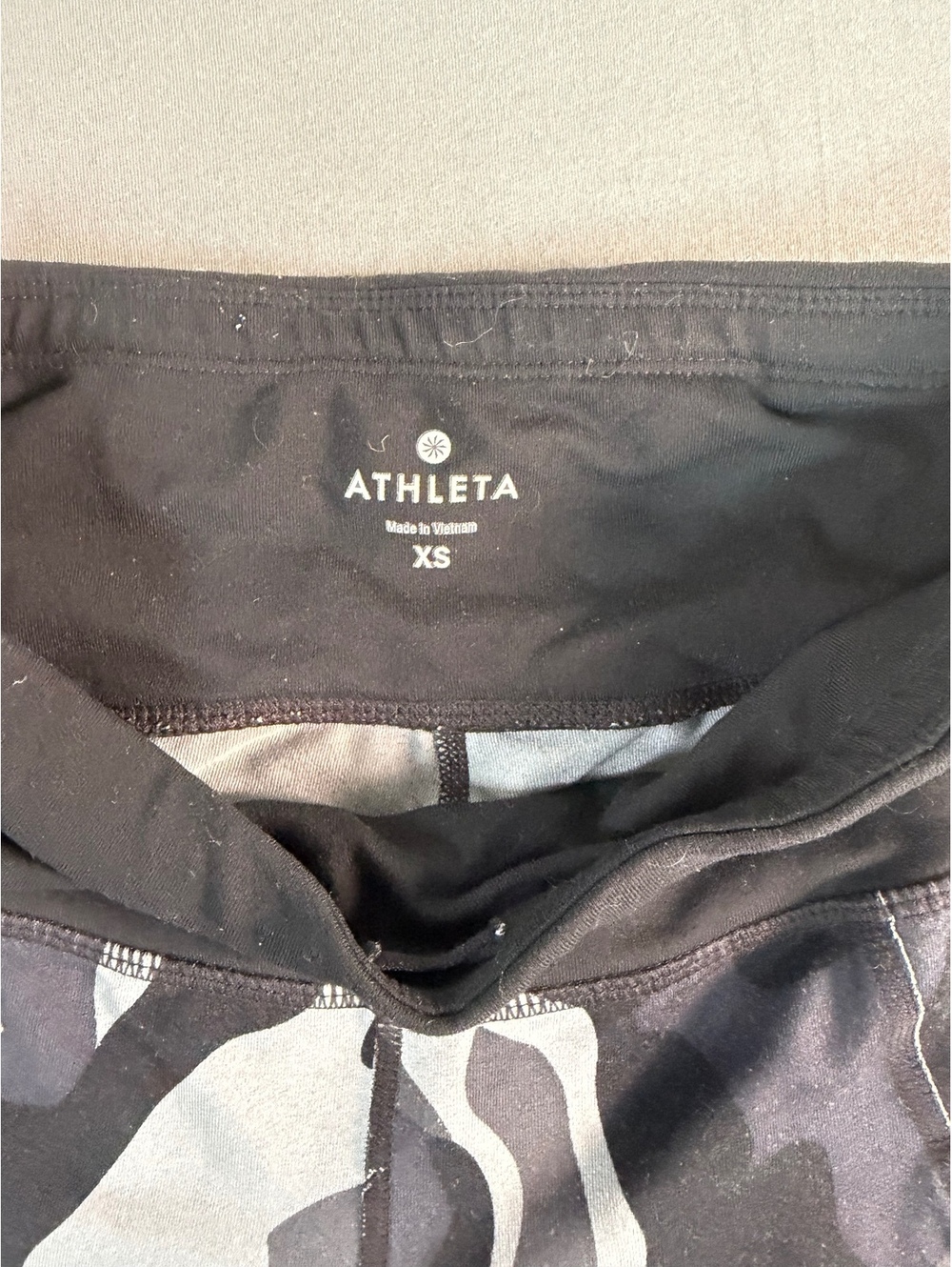 Athleta Women's XS Black and Gray Camo Patterned Leggings with High Waist - Picture 2 of 5